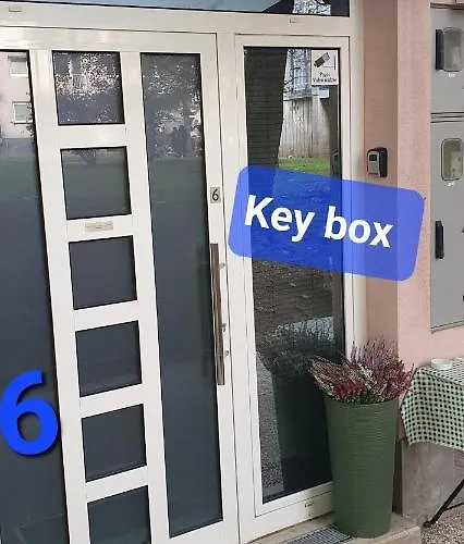 Courtyard Under The Castle アパート