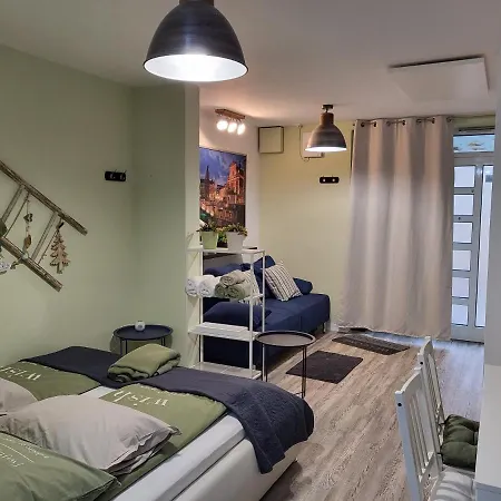 Courtyard Under The Castle Apartmán *